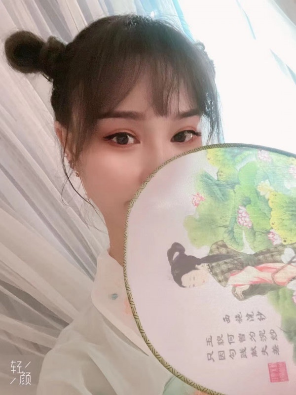 挺漂亮的小姐姐，可以玩制服诱惑