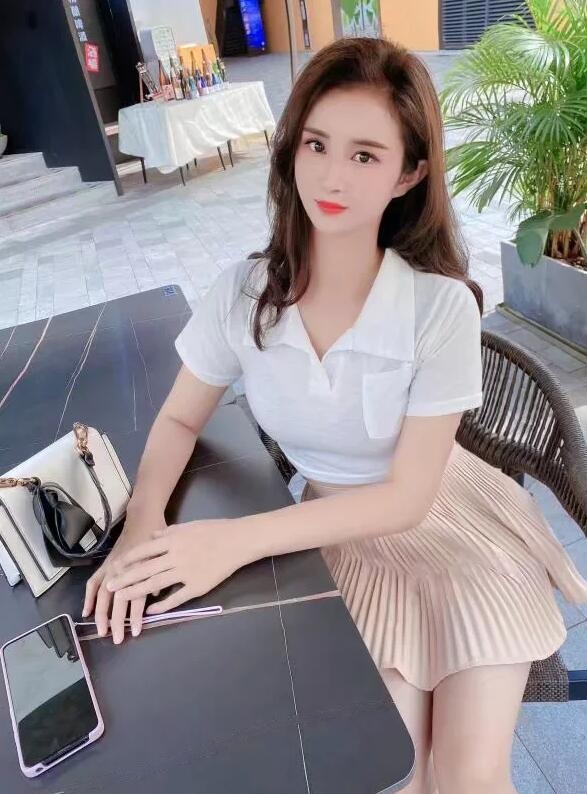 年轻水嫩的性感妹子，模特身材