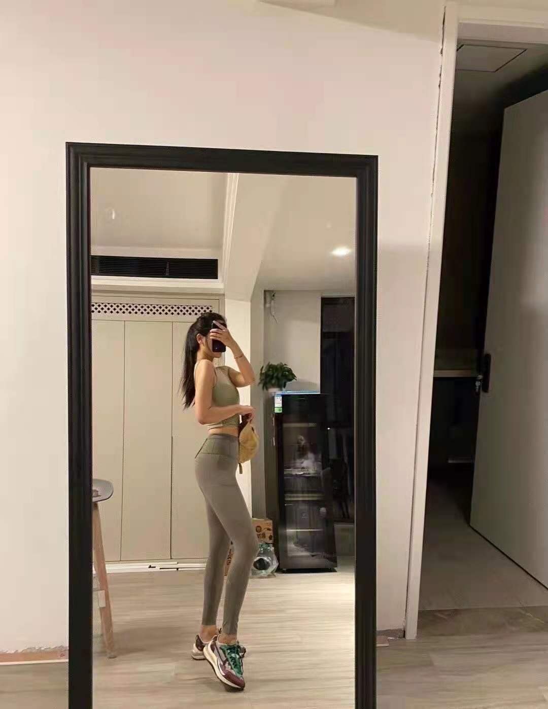 朋友介绍的小极品，口活相当舒服