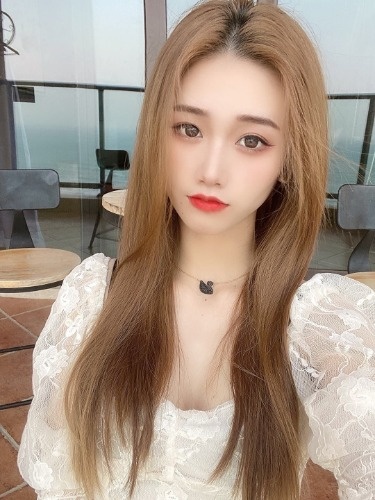 刚下海的极品美女，双眼放电，真是诱人
