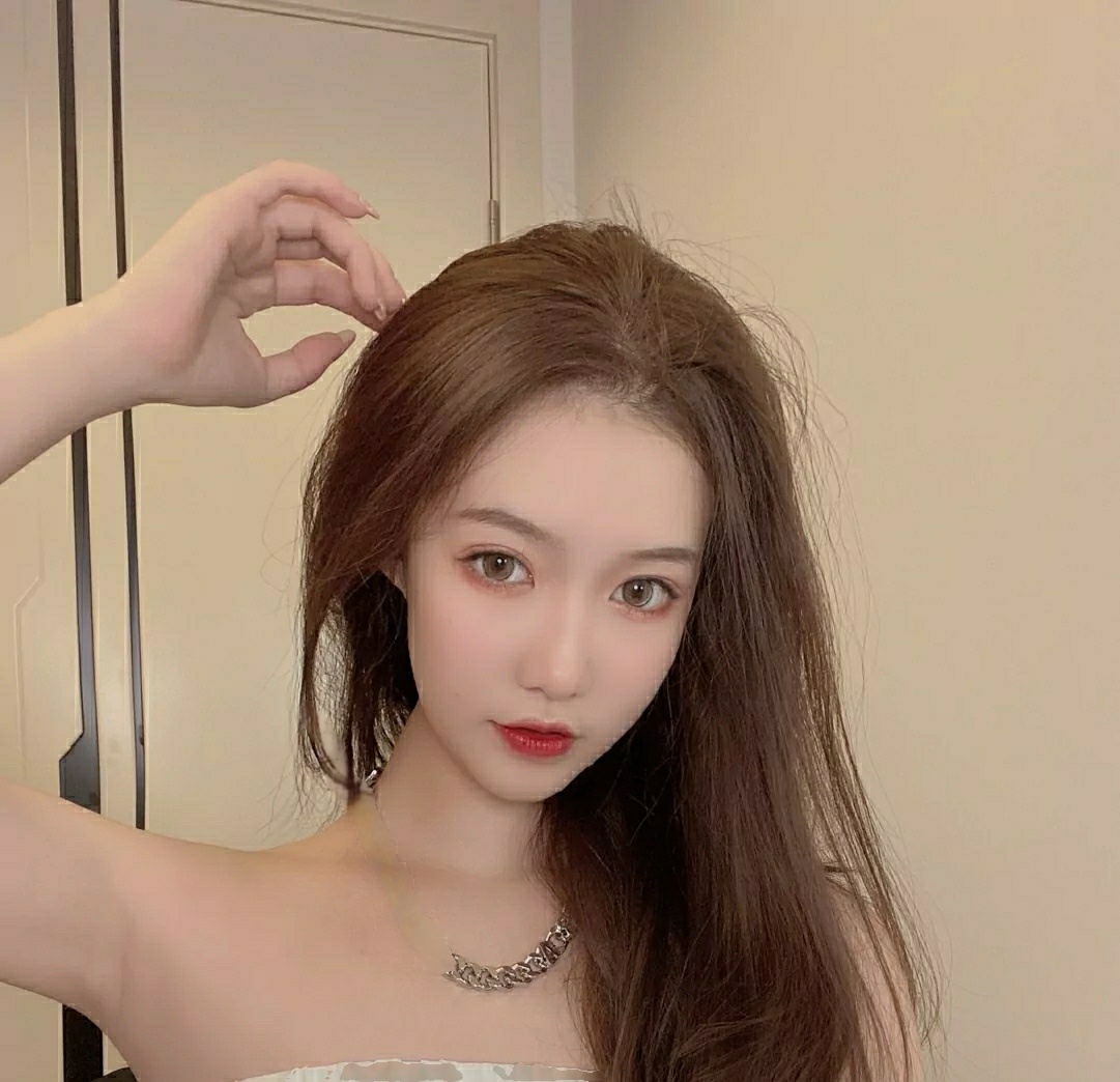 刚入行的兼职小妹，肤白胸大，身材一流，三点粉嫩，可颜射