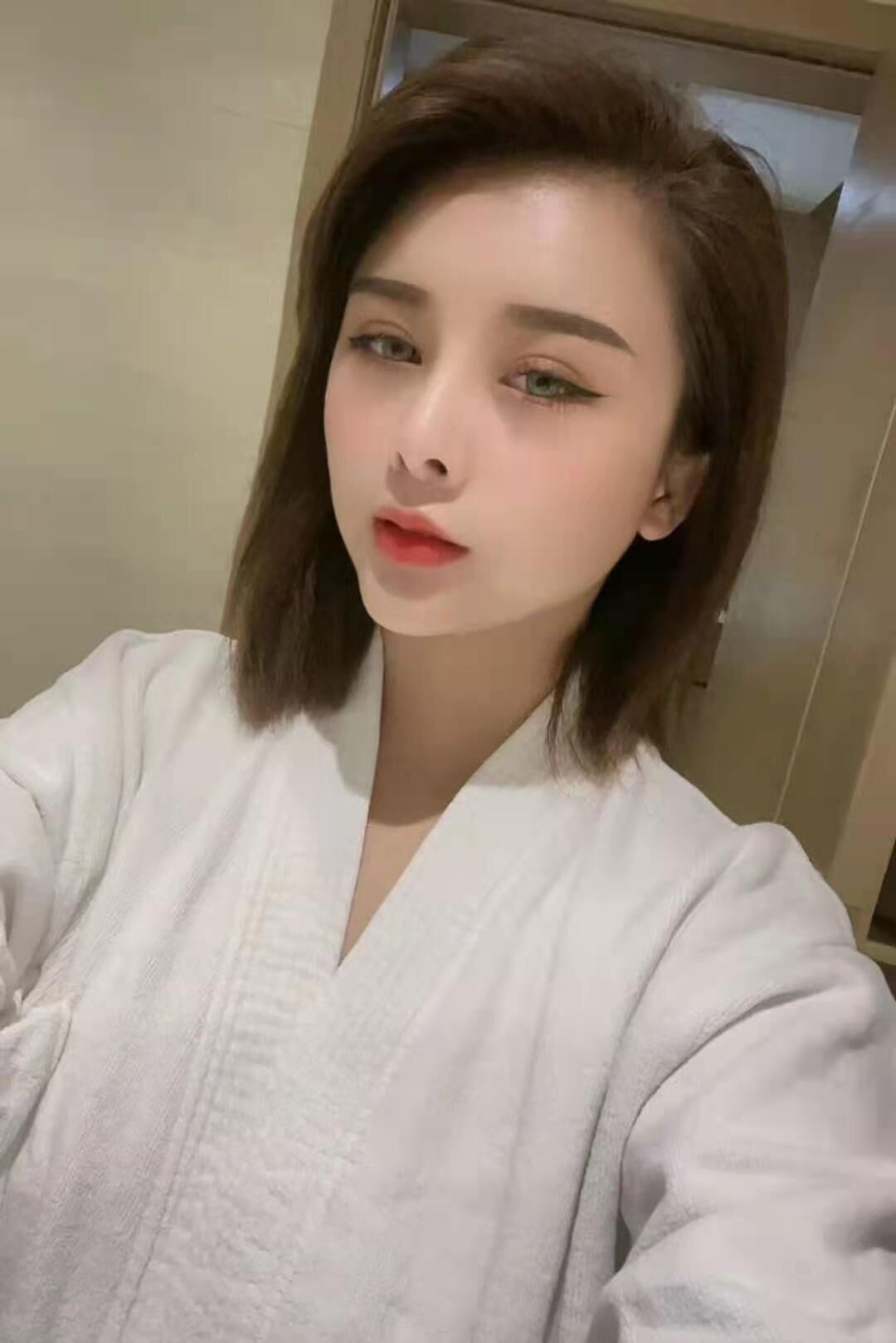 可爱的御姐型美女，可舌吻，很粉嫩