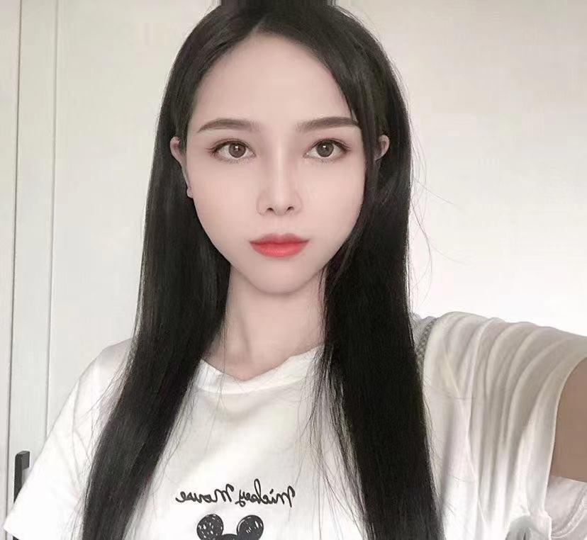 前凸后翘的漂亮妹子，身材不错，值得一试