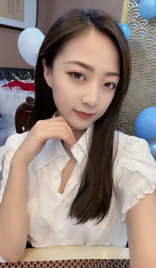 前凸后翘的年轻小姑凉，被干的哇哇叫