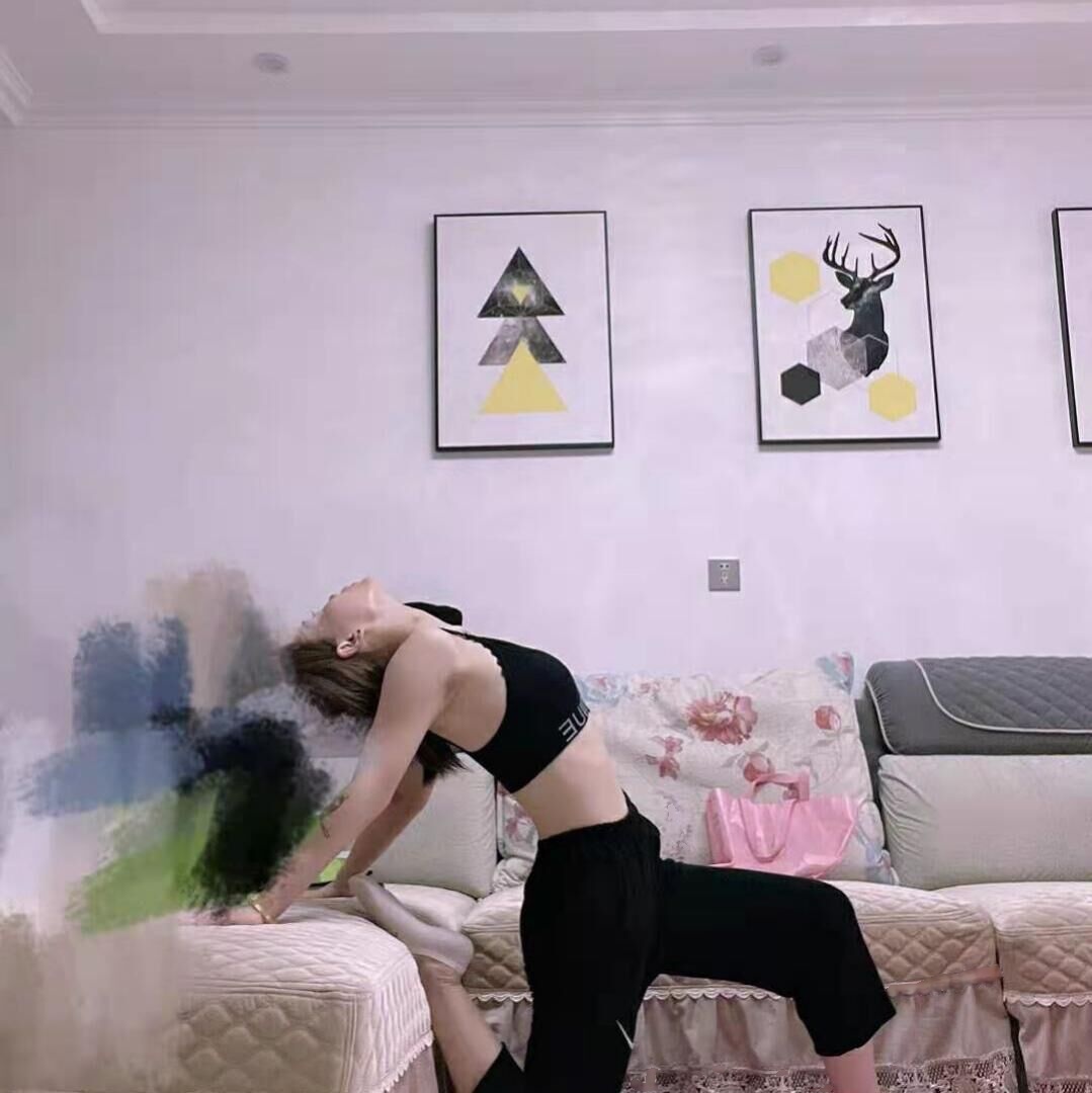 分享个性感妹子给大家，身材火辣至极