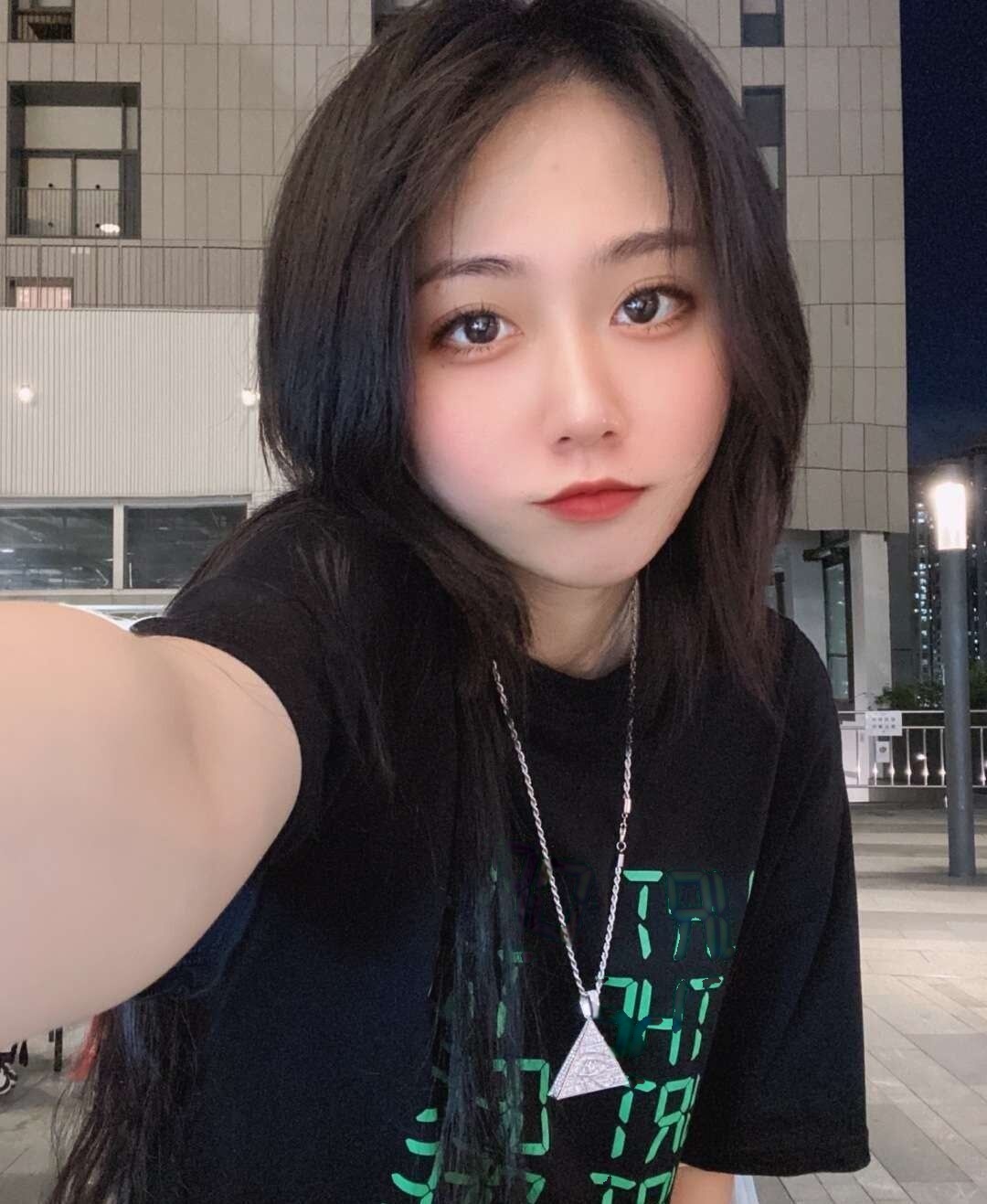 很可爱的小妹妹，小白兔弹性很好