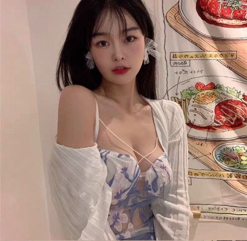 肤白貌美的小姐姐，身材一流，很敏感