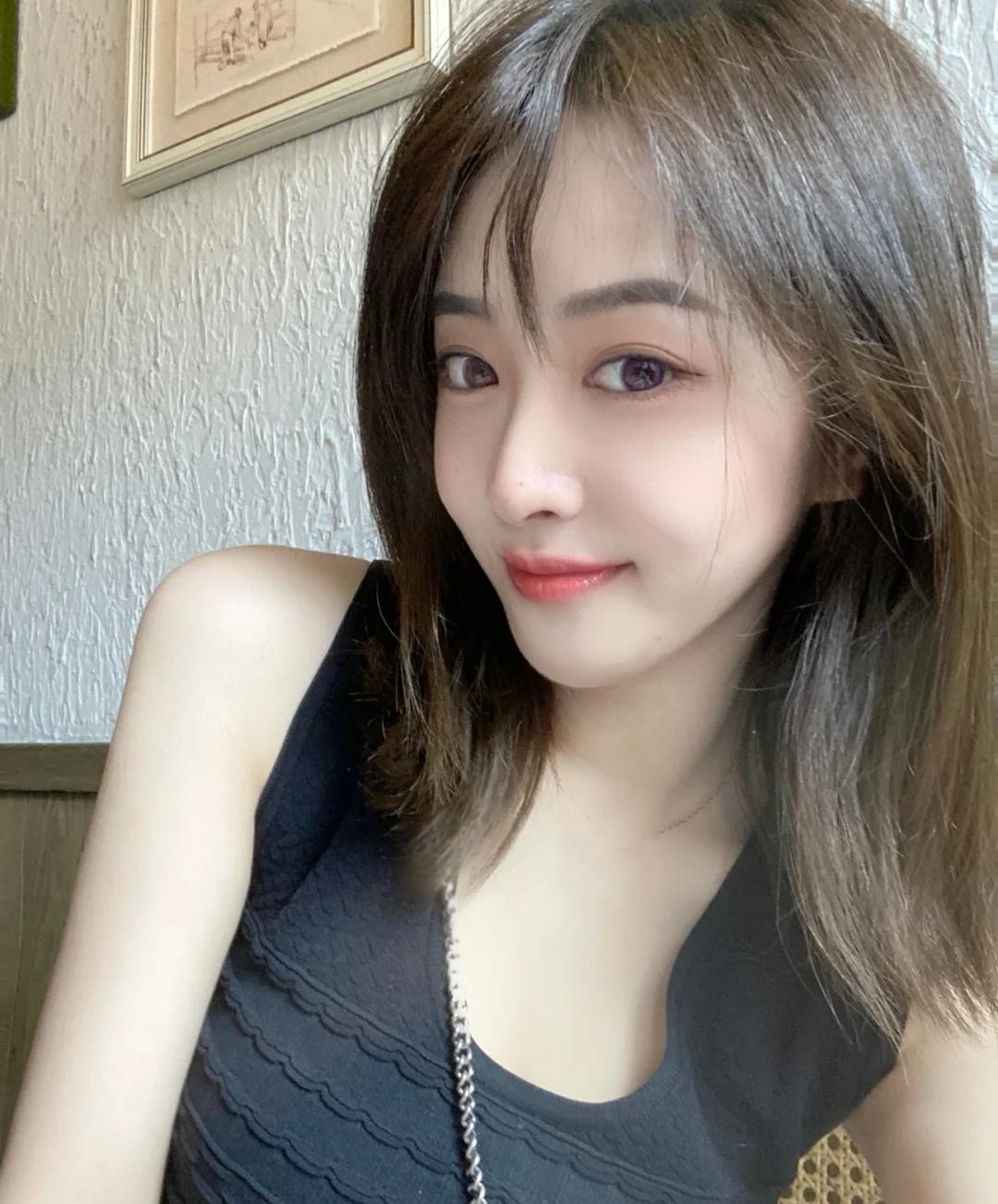 清纯，年轻漂亮的兼职小姐姐