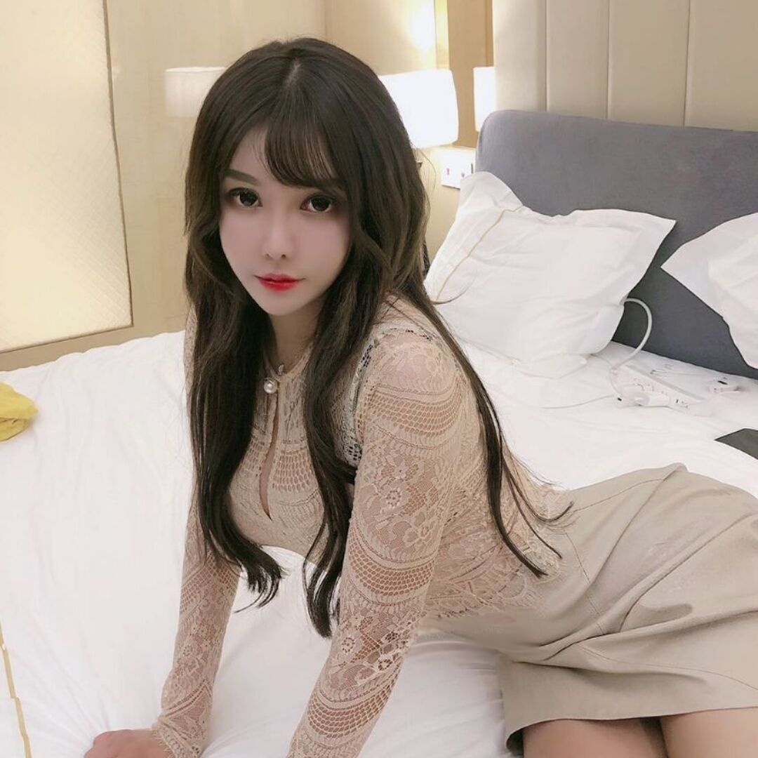高端美女，前凸后翘，后入非常棒