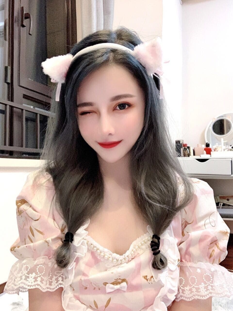 下面粉嫩很干净，颜值高，身材还好，完美