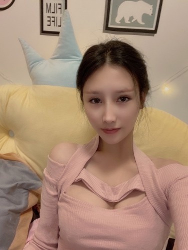 迷人小妖精，胸大臀圆，下面紧