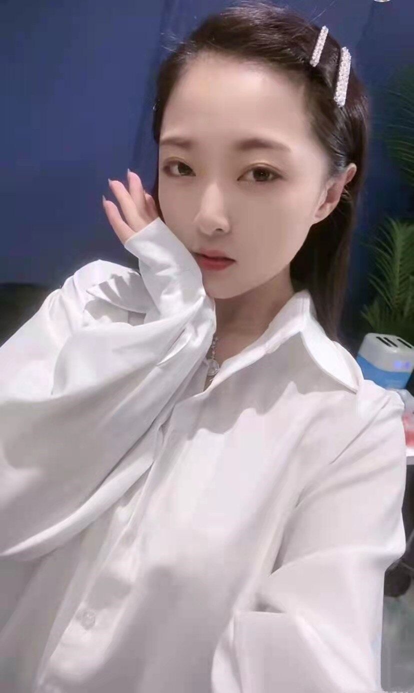 年轻的兼职小姐姐，前凸后翘，叫声很浪