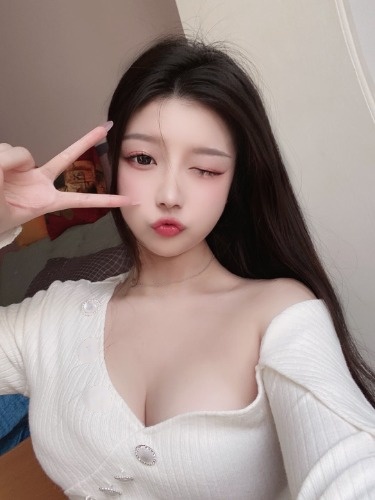 妹子肤白貌美，身材一流，非常容易高潮