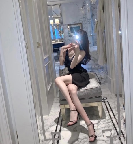 性感小妖精，胸大臀圆，下面紧