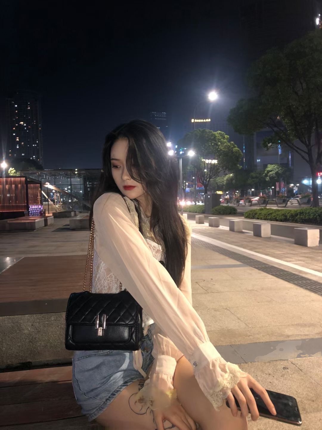 三点粉嫩的极品美女，胸大诱人，很不错