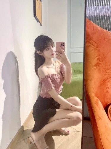 极品长腿嫩妹，身材苗条，服务爽