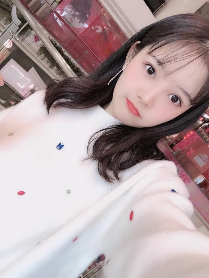 身材高挑的白嫩妹子，可以口爆