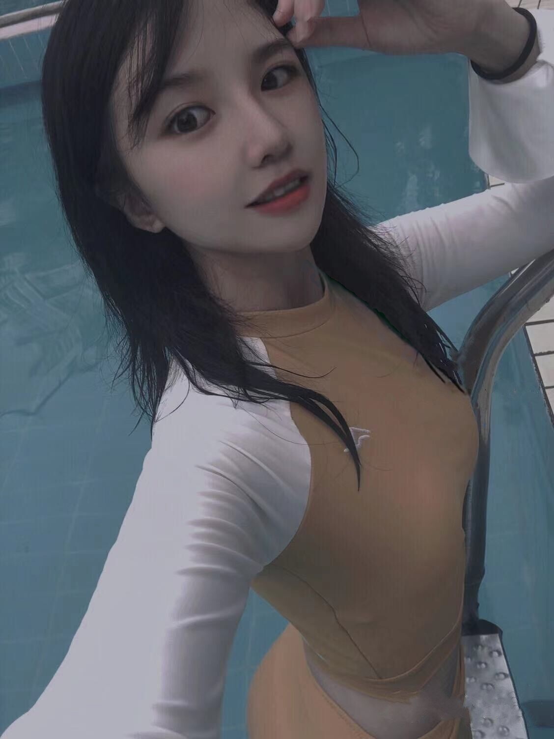 妹子胸部很傲人，摸着很舒服，还有一点奶香