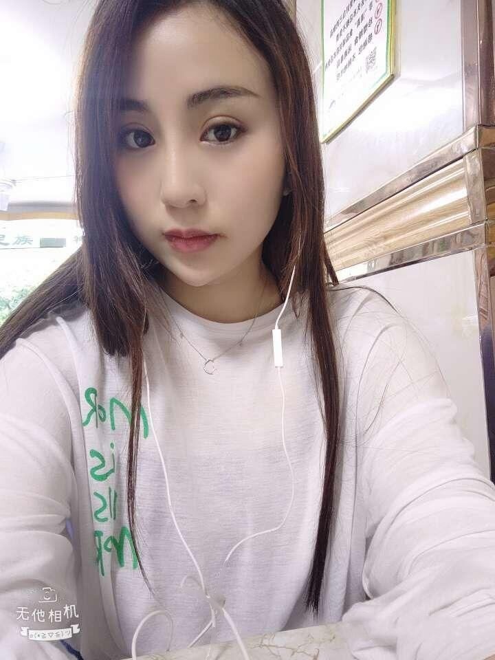 御姐型美女，微带一点丰满，很有搞劲