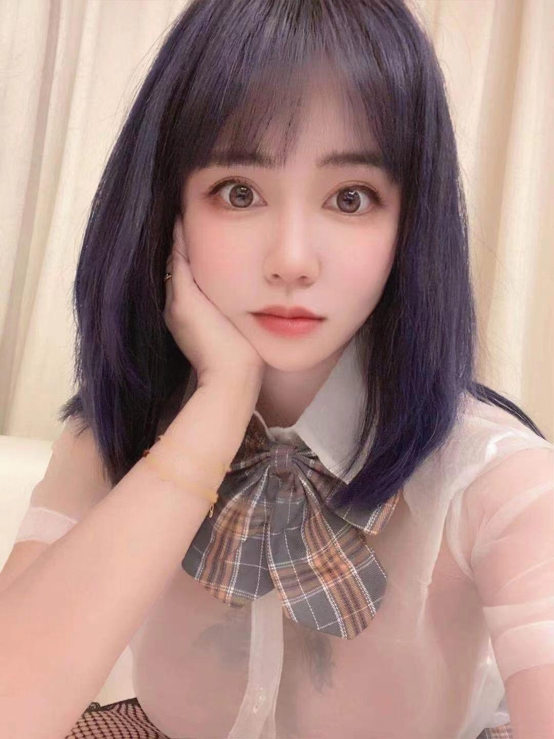 肤白大胸妹，身材颜值都不错