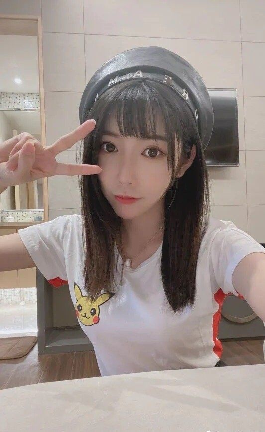 高挑纯情学妹，身材堪比嫩模，刚下海乐意被调教