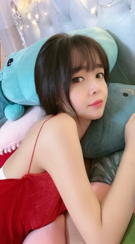青涩的小姐姐，妩媚动人，充满诱惑