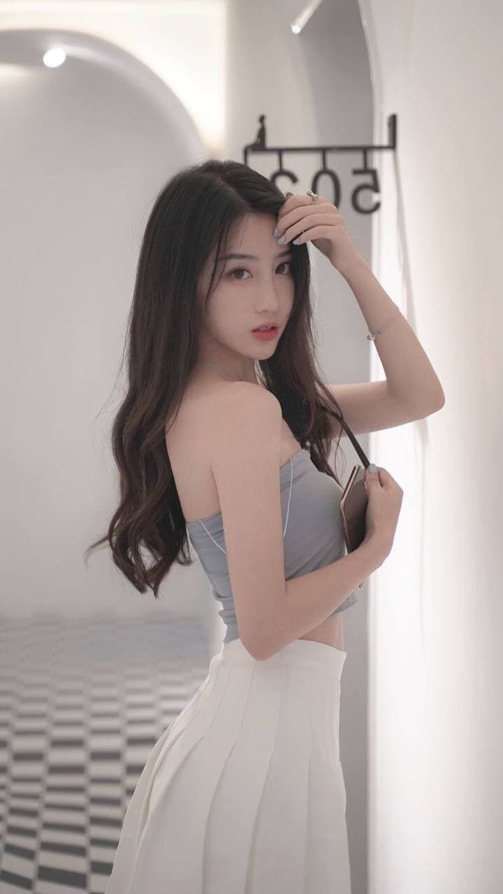 大长腿又直，又白，腰细，前凸后翘