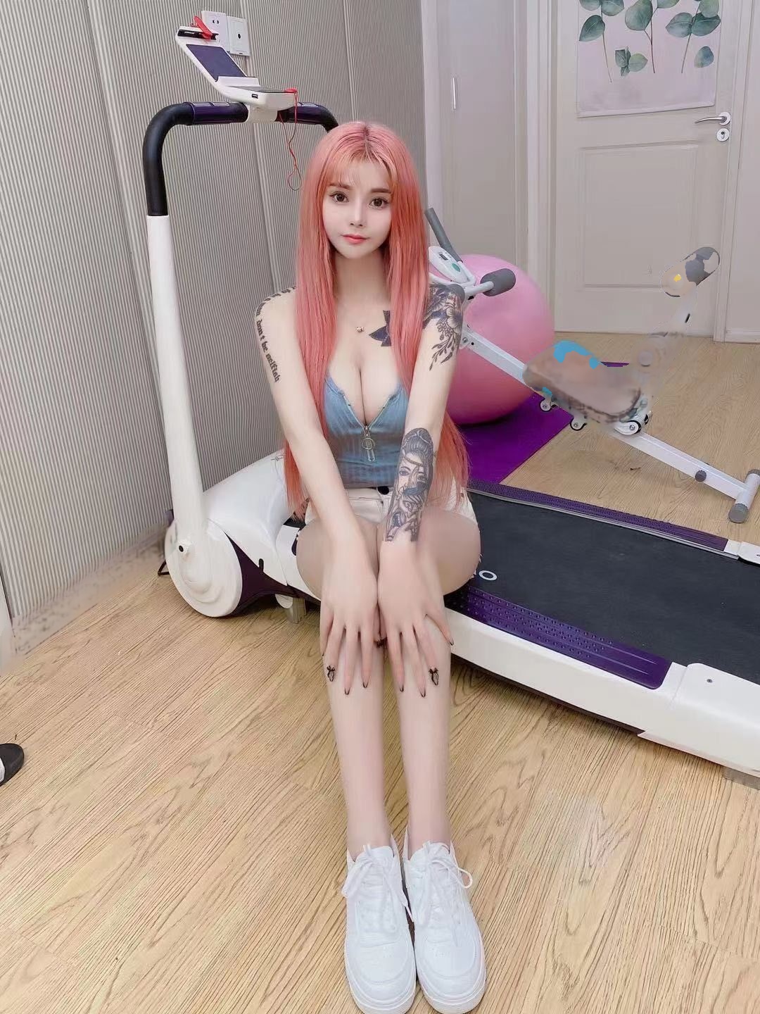 身材傲人的年轻纹身妹，热情主动，活力无限