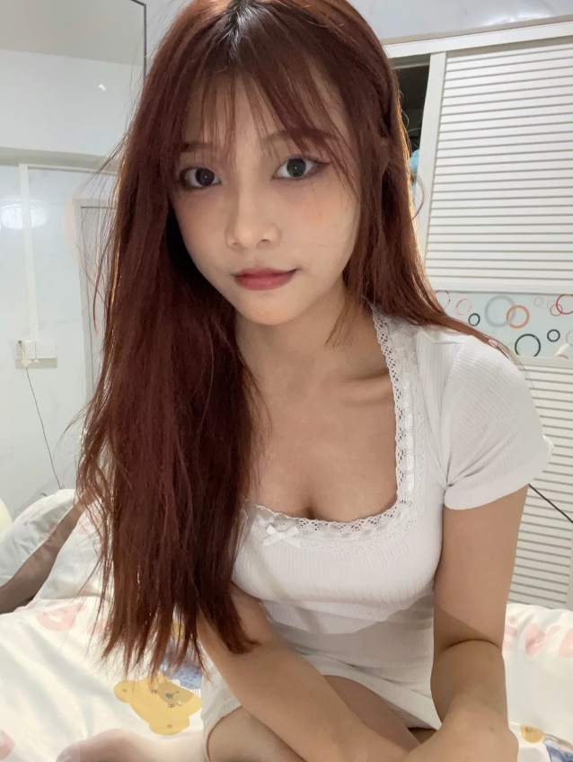 风情万种的小嫩妹，很妩媚，也很会撩人