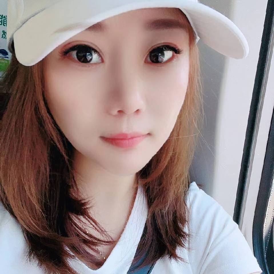 长相不错的气质型美女，有点邻家妹子的感觉