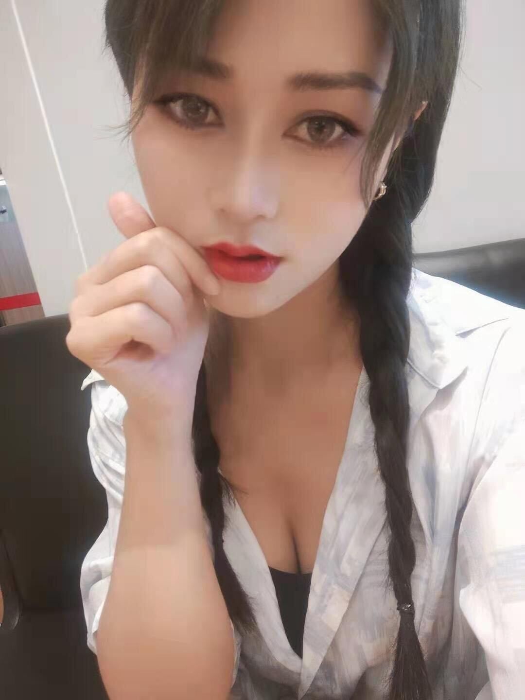 口活超赞的白嫩妹子，让人欲罢不能