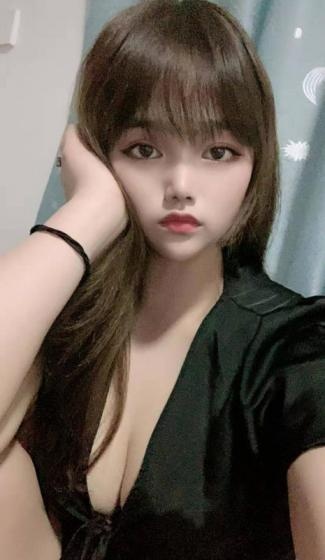 身材娇小的妹子，热情有活力