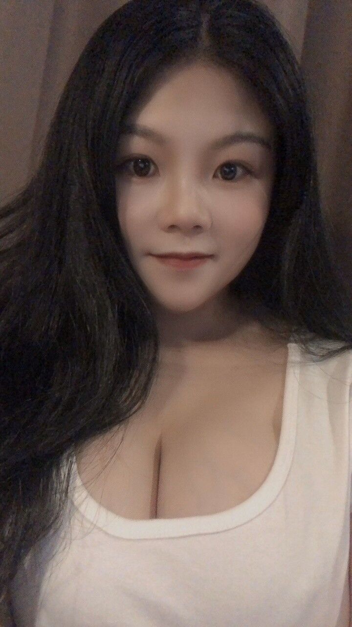 外表文静的成熟御姐， 颜值身材很不错