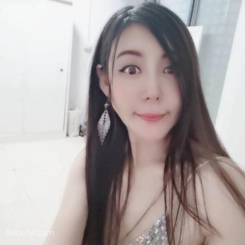 皮肤白嫩的长腿美女，挺骚的