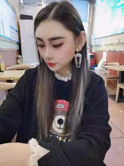 很妖娆的骚妹子， 身材高瘦，可以抱起来干
