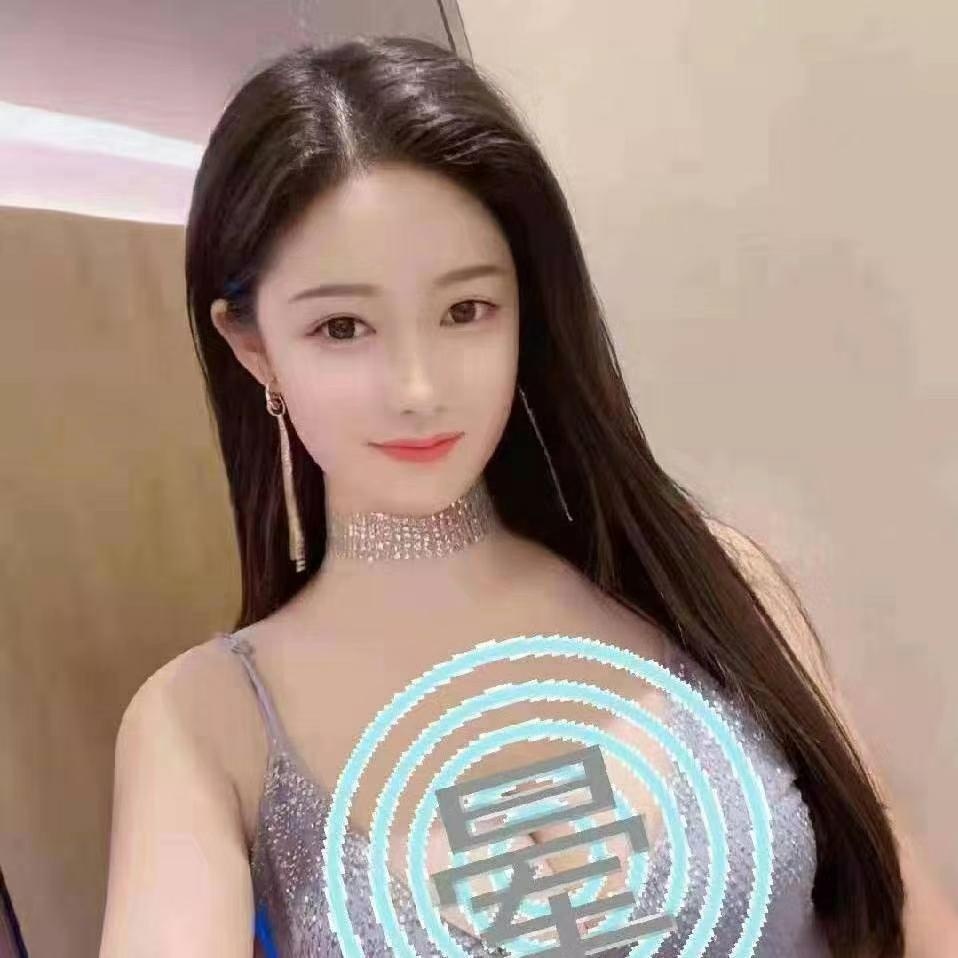年轻的高挑长腿美女，凹凸有致，胸控必刷