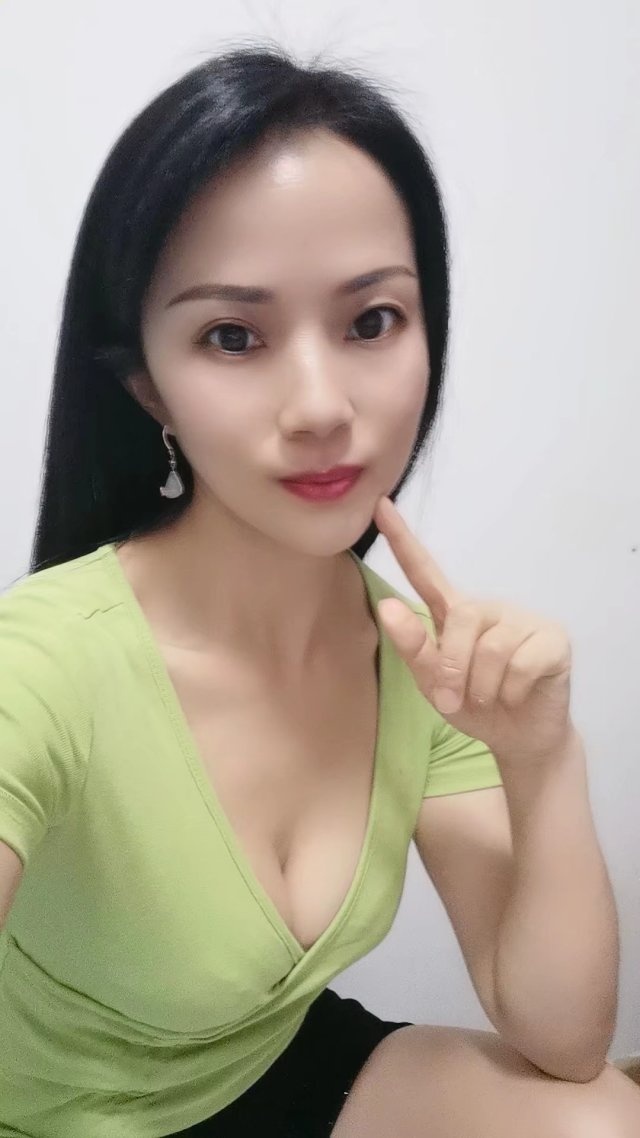 天然白嫩大波少妇，深喉真爽