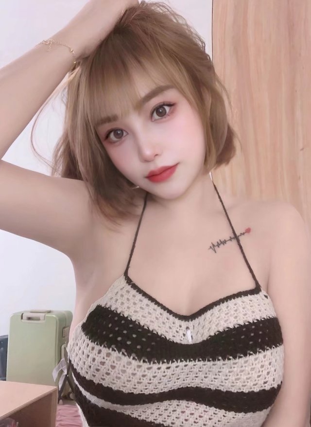 温婉闷骚的浪女，高颜大胸身材超好