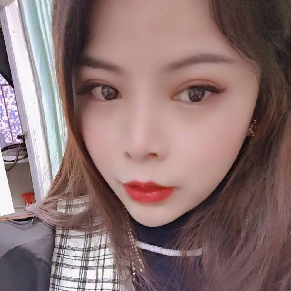 天然大胸小美女，姿势配合，逼紧水多