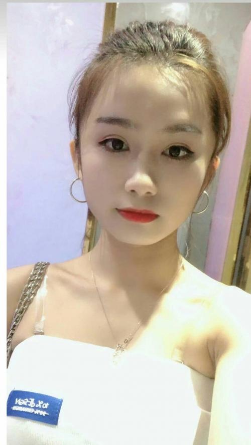 外表淑女但内在风骚的妹子，小屁股很会扭