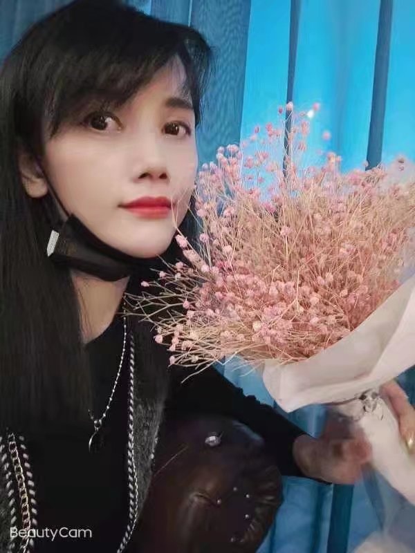 朋友介绍的风骚妹子，身材火爆，喜欢浪叫