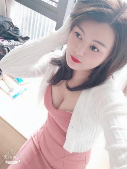 颜值还不错的妹子，皮肤白皙丝滑，态度好