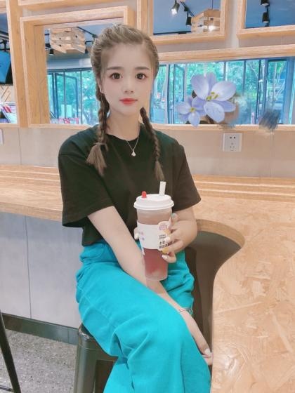 性格乖巧的靓女，身材柔软，大长腿，太值了