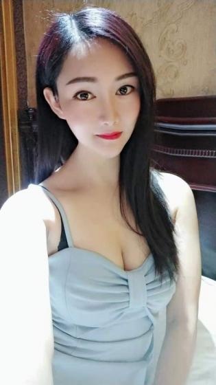 曲线窈窕的性感妹子，口活很舒服