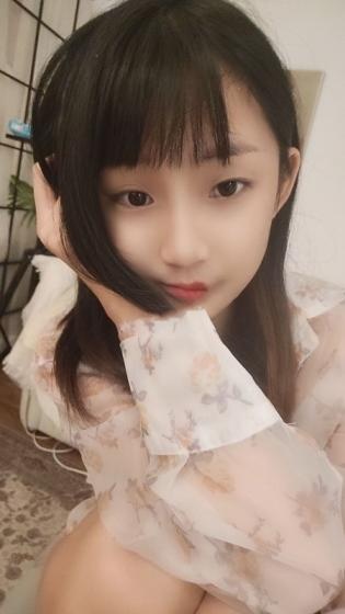 年轻娇小的漂亮小妹妹，清纯可爱，很会玩