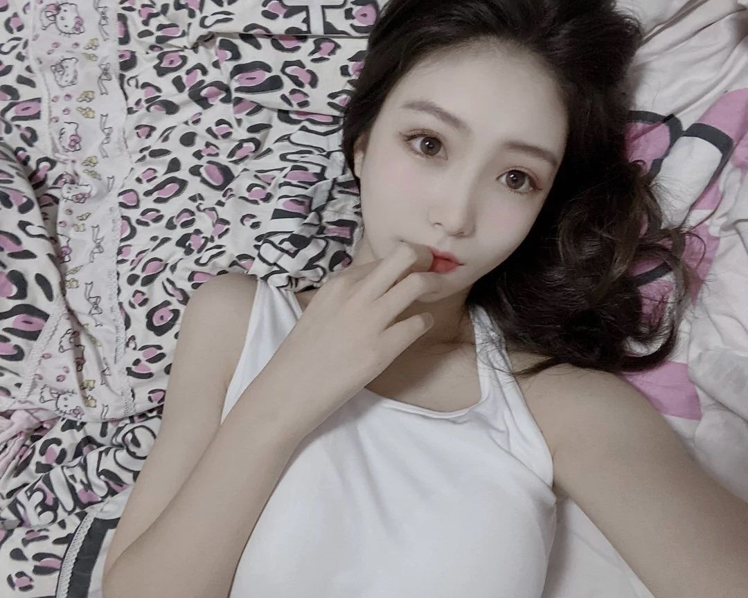 一个身材很好，水多嫩妹，推荐一试