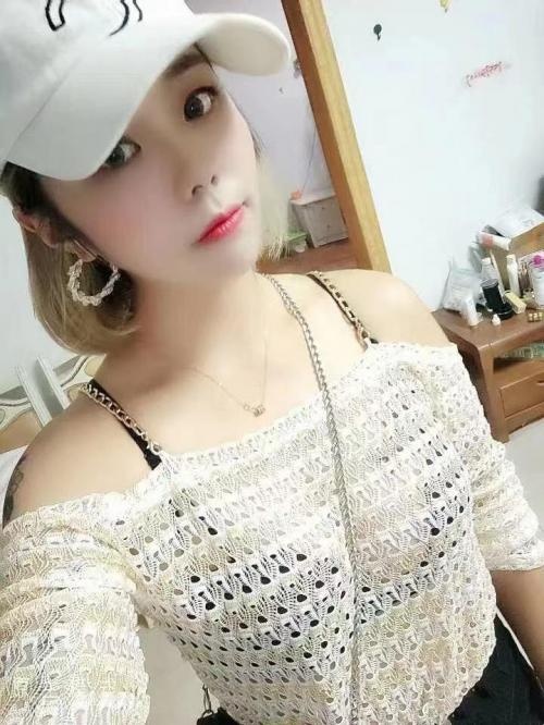 年轻颜正的性感小妹，天然大胸，下面紧致