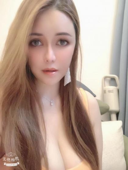 高颜值混血美女，身材火辣很热情