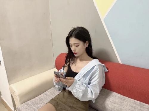 颜值在线的兼职美女，口活很舒服
