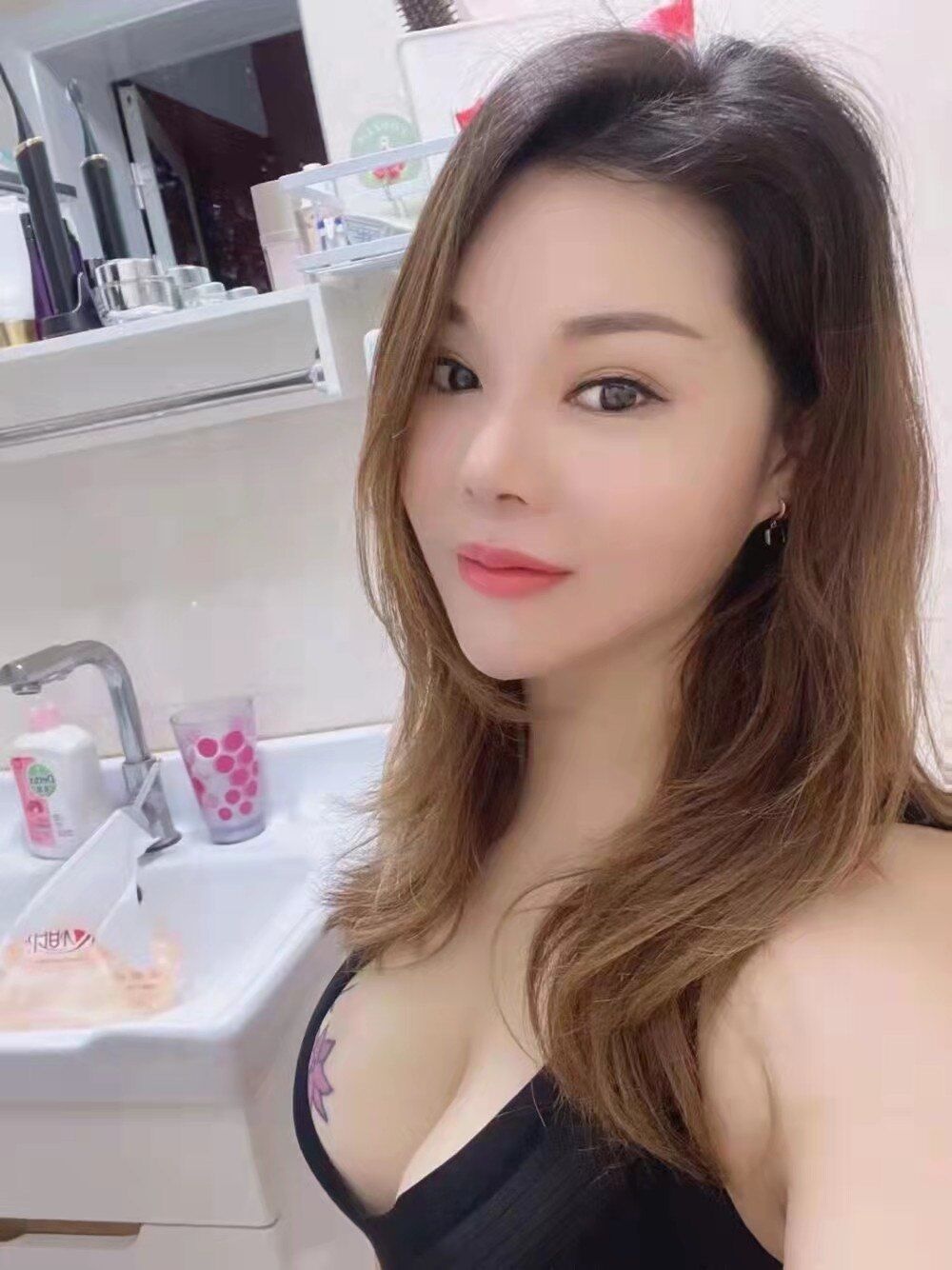 陪浴的热情大奶少妇，身材微胖，泻火不错